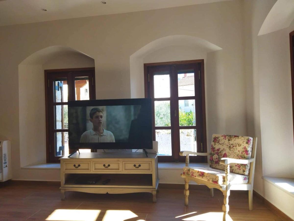 Villa Tsolakis Luxury House à Leonídion Extérieur photo